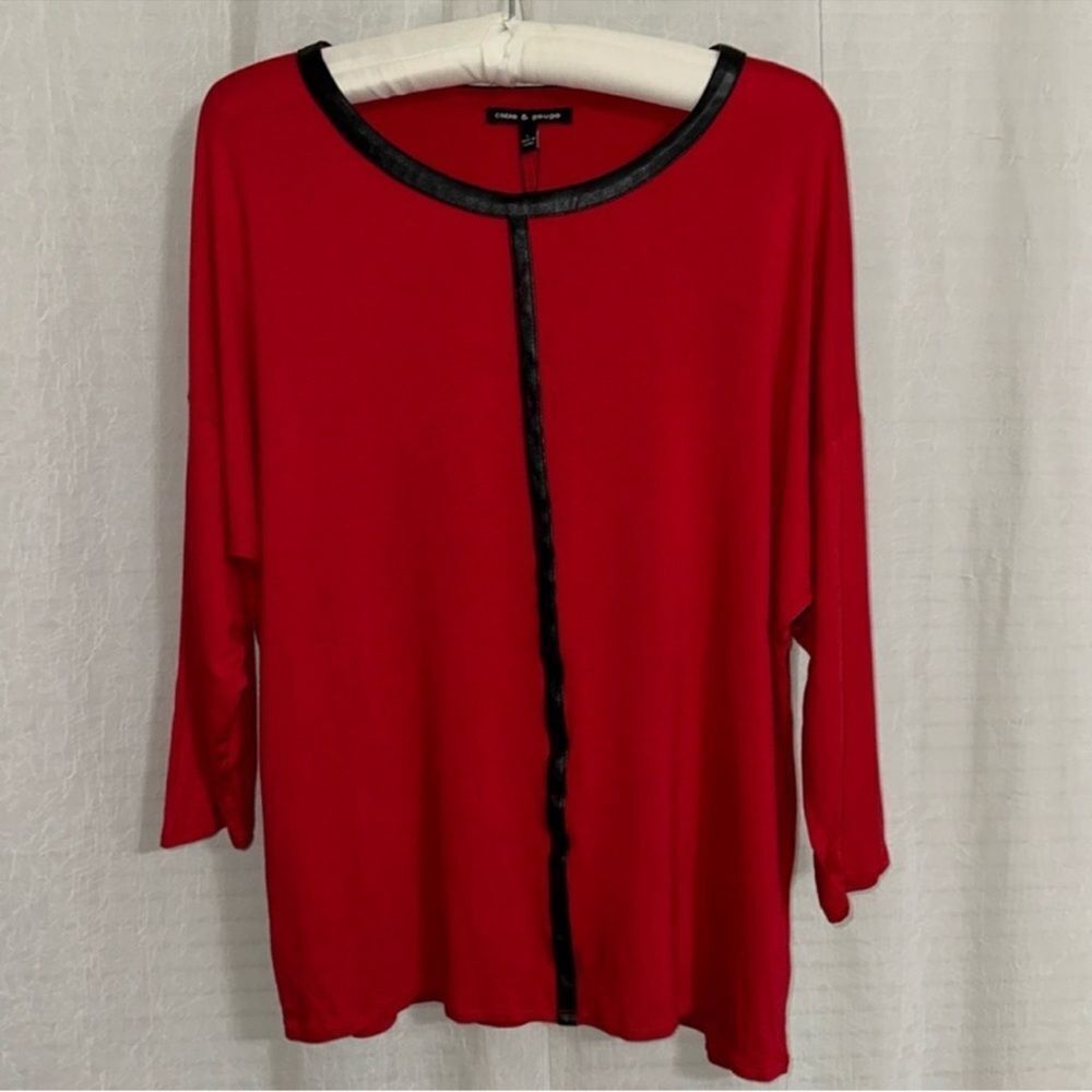 cable & gauge L Red Black Faux Leather Trim Crew Lightweight Quarter Sleeve Top